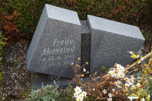 Billede af gravsten på Durup kirkegård