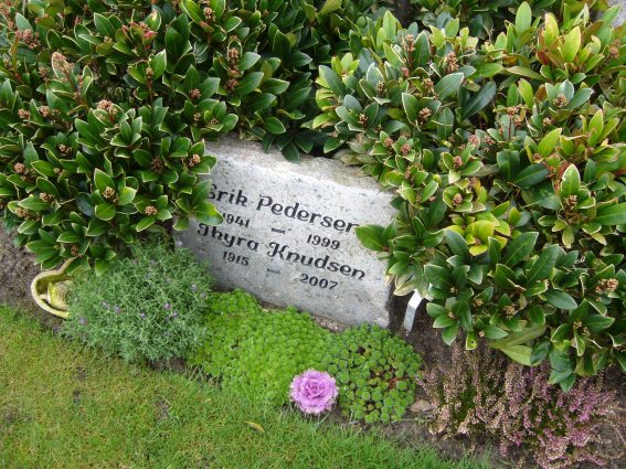Billede af gravsten på Ulbjerg Kirkegård