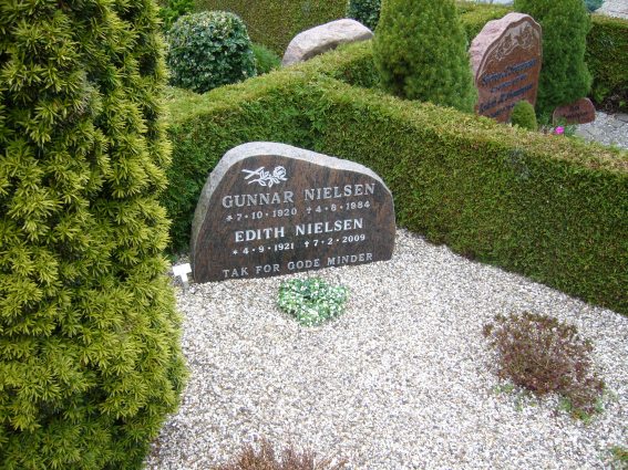 Billede af gravsten på Ulbjerg Kirkegård