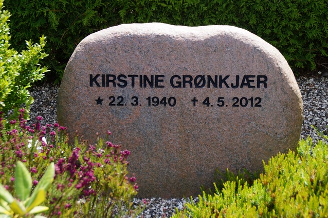 Billede af gravsten på Ulbjerg Kirkegård